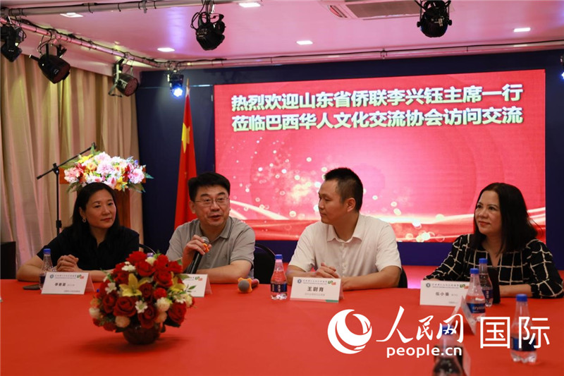 山東省僑聯(lián)主席李興鈺（左二）和與會(huì)僑領(lǐng)座談。人民網(wǎng)記者宋亦然攝