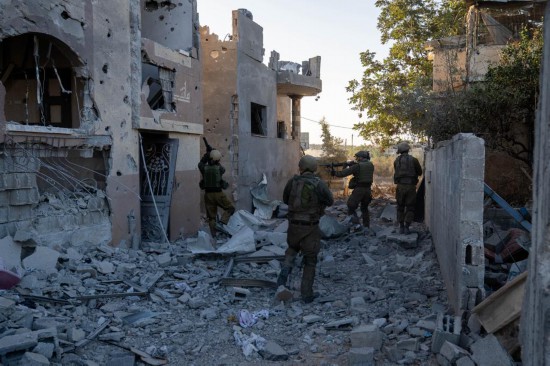 這張以色列國(guó)防軍11月12日發(fā)布的照片顯示，以軍地面部隊(duì)在加沙地帶北部開(kāi)展軍事行動(dòng)。新華社發(fā)