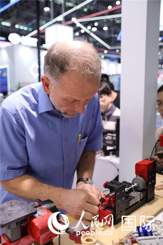 第25屆中國國際高新技術(shù)成果交易會15日在深圳開幕，圖為展商現(xiàn)場演示精密加工工具。人民網(wǎng)記者 魯揚攝