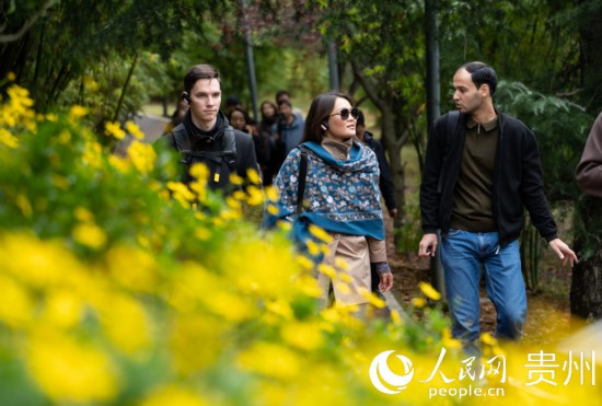 歐亞國家媒體記者走進(jìn)觀山湖公園。人民網(wǎng) 陽茜攝