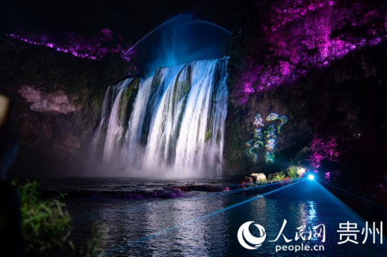 光影中的黃果樹大瀑布。人民網(wǎng) 陽茜攝