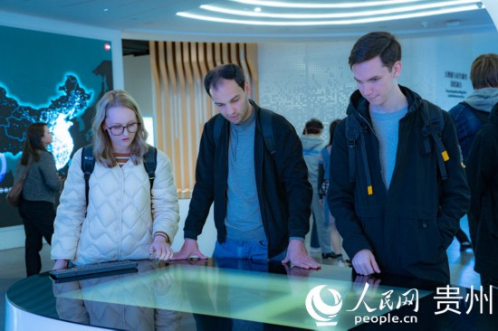 在國家大數(shù)據(jù)（貴州）綜合試驗區(qū)交流體驗中心，歐亞國家記者體驗貴州大數(shù)據(jù)應(yīng)用場景。人民網(wǎng) 陽茜攝