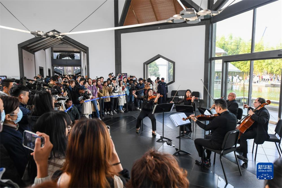 11月16日，費城交響樂團的演奏家們在蘇州博物館大廳內演奏。新華社記者 李博 攝