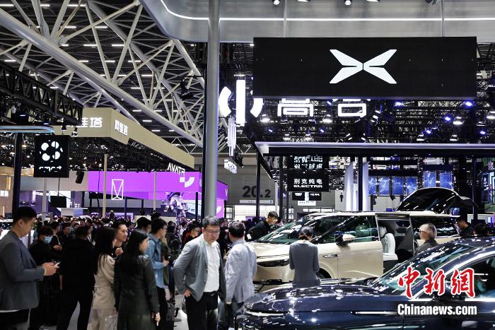 11月17日，廣州車(chē)展展館人流如織。中新財(cái)經(jīng)記者 葛成 攝