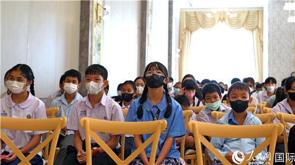 圖為獎(jiǎng)助學(xué)金頒發(fā)現(xiàn)場(chǎng)。人民網(wǎng)記者 白元琪攝