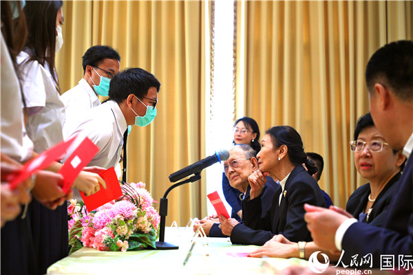 圖為獎(jiǎng)助學(xué)金頒發(fā)現(xiàn)場(chǎng)。人民網(wǎng)記者 白元琪攝