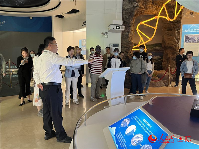 中外記者在深圳大鵬半島國家地質(zhì)公園博物館參觀。人民網(wǎng)記者 陳思攝