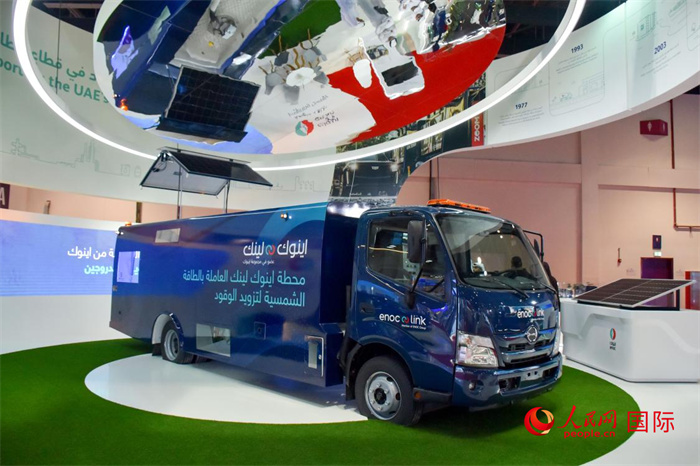 阿聯(lián)酋國家石油公司發(fā)布的電動運油卡車。該卡車用光伏板和電池驅(qū)動，但主要目的是輸送汽油。   人民網(wǎng) 塔里克·易卜拉欣攝