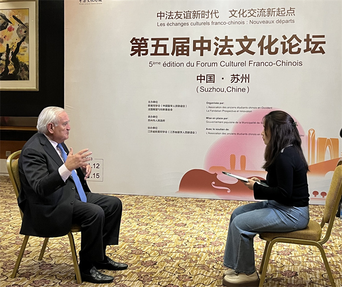 法國前總理、法國展望與創(chuàng)新基金會主席讓-皮埃爾·拉法蘭接受人民網(wǎng)的采訪。（國際在線供圖）