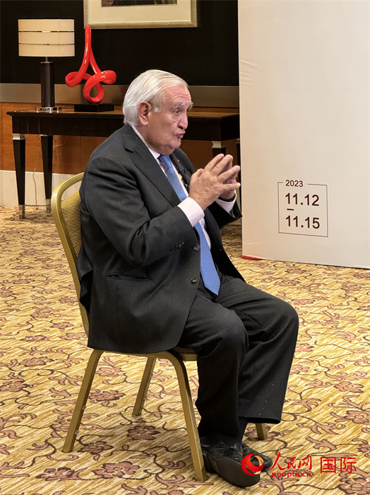 法國前總理、法國展望與創(chuàng)新基金會主席讓-皮埃爾·拉法蘭接受人民網(wǎng)的采訪。（人民網(wǎng) 謝瑩攝）