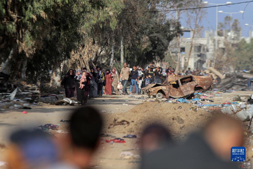 11月18日，在加沙地帶南部地區(qū)，巴勒斯坦人向南遷移。
