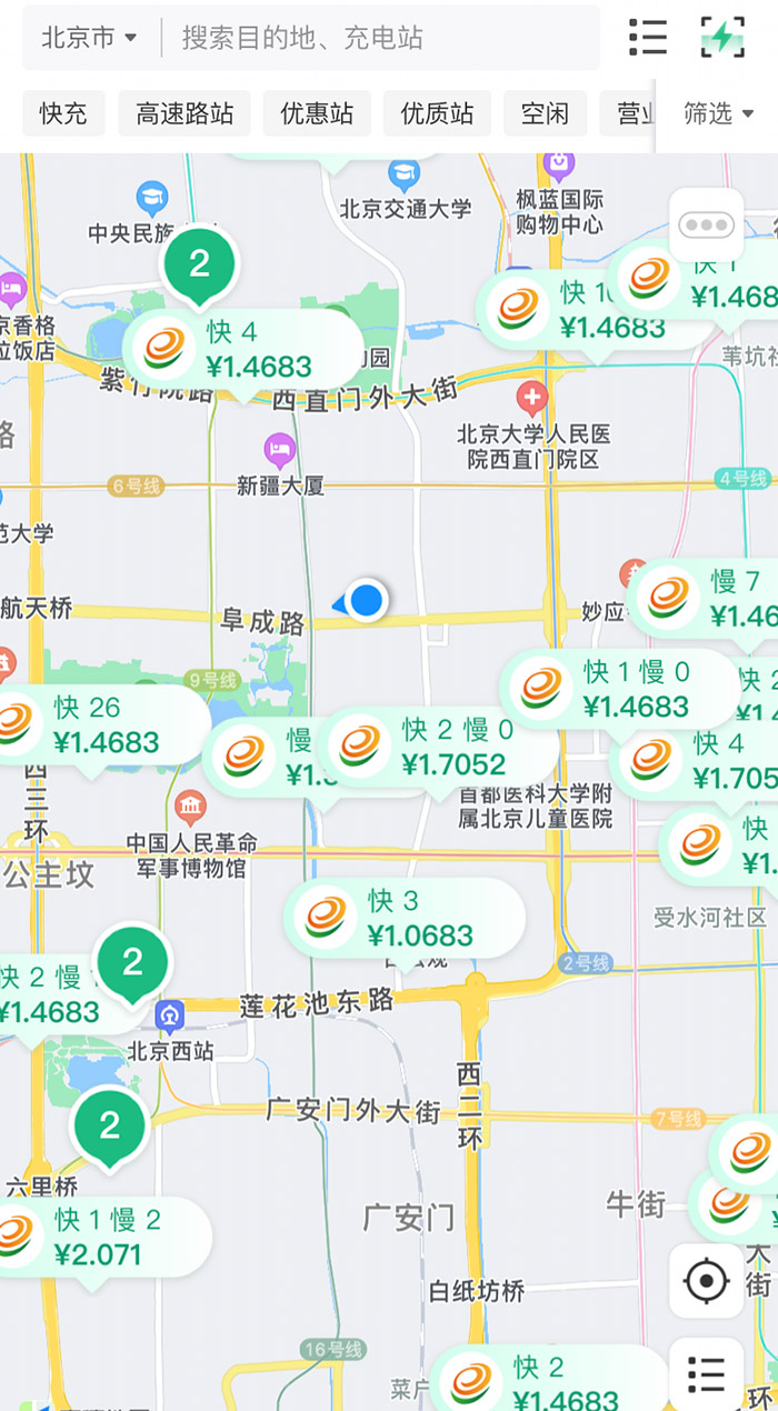 中新財(cái)經(jīng)查詢相關(guān)充電APP發(fā)現(xiàn)，電價(jià)平峰時(shí)段，快充樁的價(jià)格普遍在1.4元度左右。