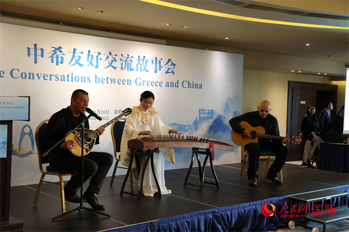 中希藝術(shù)家用古箏和布祖基琴演奏希臘著名歌曲《比雷埃夫斯的孩子》。   人民網(wǎng)記者 謝亞宏攝