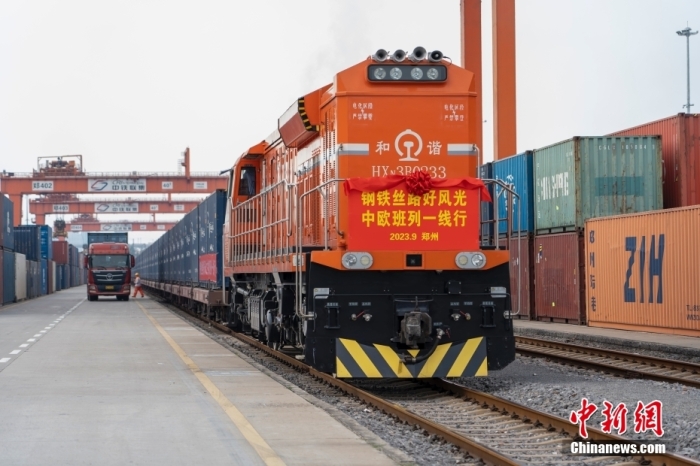 資料圖：河南鄭州，一列滿載貨物的中歐班列(鄭州)從中國(guó)鐵路鄭州局集團(tuán)有限公司圃田車站駛出，開往德國(guó)漢堡。<a target='_blank' href='/'><p  align=