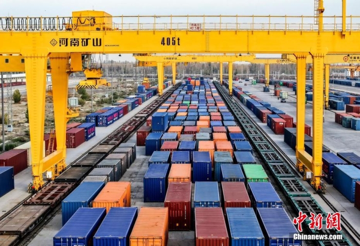 資料圖：霍爾果斯鐵路口岸有序排列的集裝箱。(無人機(jī)照片)<a target='_blank' href='/' ><p  align=