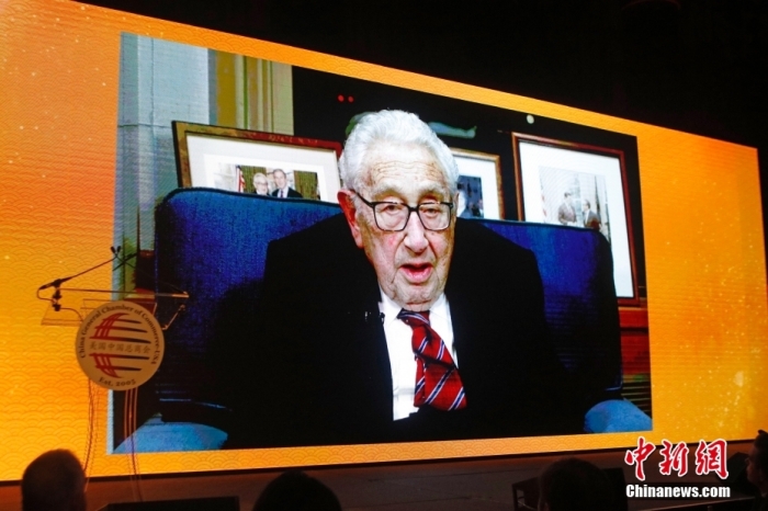 資料圖為當(dāng)?shù)貢r(shí)間2023年1月18日晚，美國(guó)中國(guó)總商會(huì)(CGCC)在紐約舉行2023年中國(guó)農(nóng)歷新年晚宴。圖為美國(guó)前國(guó)務(wù)卿亨利·基辛格以視頻方式致辭。<a target='_blank' href='/'><p  align=