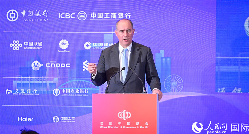 英國商業(yè)貿(mào)易部國務(wù)大臣（投資大臣）多米尼克·約翰遜與會(huì)。人民網(wǎng) 郭錦標(biāo)攝