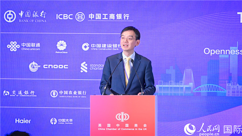 英國中國商會(huì)會(huì)長、中國銀行倫敦分行行長方文建 致歡迎辭。人民網(wǎng) 郭錦標(biāo)攝