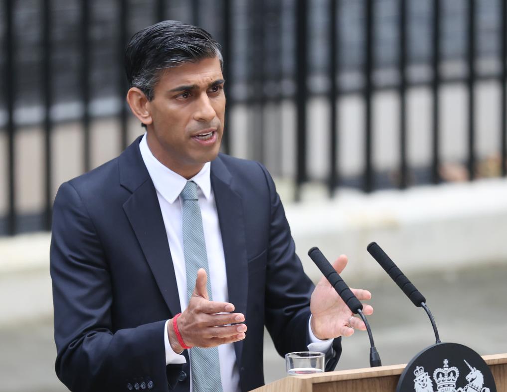 2022年10月25日，里?！ぬK納克在英國倫敦唐寧街10號首相府前發(fā)表講話。新華社記者李穎攝