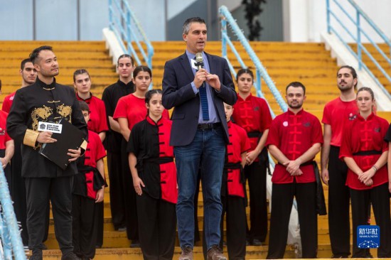 12月2日，希臘文化部副部長赫里斯托斯·季馬斯（中）在希臘雅典圣誕劇場舉行的“中希國際戲劇節(jié)”開幕式上講話。新華社發(fā)（馬里奧斯·羅洛斯攝）