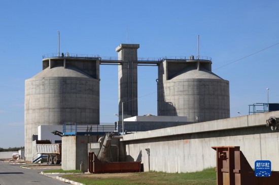 這是11月28日在突尼斯蘇塞市拍攝的中企承接建造的哈姆敦污水處理站一角。位于北非的突尼斯連續(xù)數(shù)年遭遇干旱，居民生活和農(nóng)業(yè)生產(chǎn)受到嚴(yán)重影響。突尼斯媒體近日?qǐng)?bào)道了中企承接的突尼斯南部蘇塞市污水處理廠項(xiàng)目，稱贊它不僅為當(dāng)?shù)剞r(nóng)民提供了穩(wěn)定的灌溉水源，還減少了環(huán)境污染。新華社記者 黃靈 攝