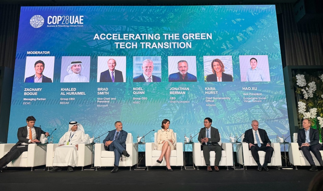 騰訊可持續(xù)社會(huì)價(jià)值副總裁、騰訊碳中和實(shí)驗(yàn)室負(fù)責(zé)人許浩（右三）在COP28上和微軟公司主席(右一)、匯豐銀行全球首席執(zhí)行官(右二)以及亞馬遜首席可持續(xù)發(fā)展官(左四)等對(duì)話。圖片由騰訊公司提供