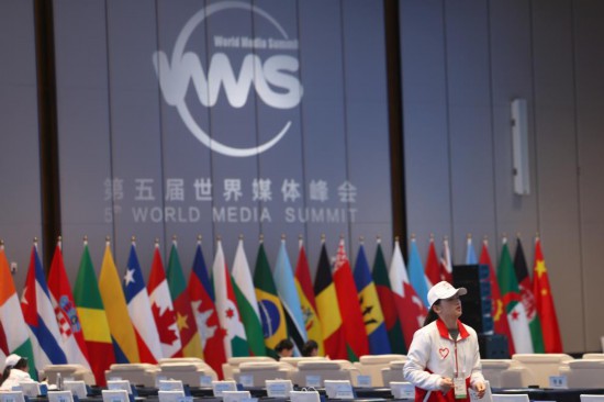   2023年12月2日，一名志愿者在廣州南沙灣濱海會(huì)議中心布置會(huì)場。（新華社記者李明攝）