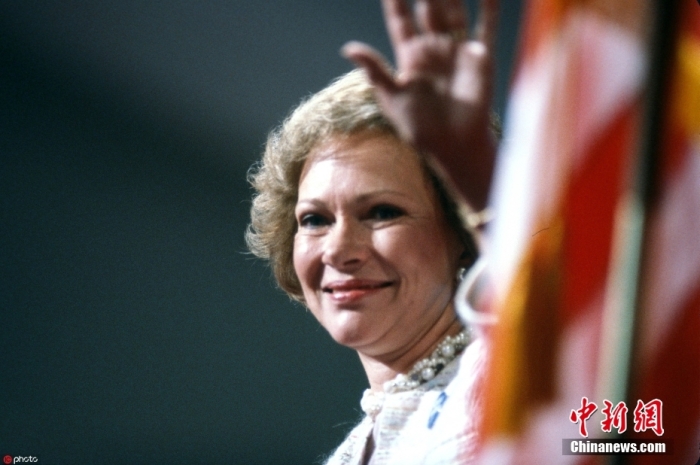 當(dāng)?shù)貢r間11月19日，卡特中心宣布，美國前第一夫人羅莎琳·卡特于當(dāng)天去世，享年96歲。根據(jù)卡特中心發(fā)布的聲明，在家人的陪伴下，羅莎琳·卡特在佐治亞州普萊恩斯的家中平靜地去世?？ㄌ刂行?7日宣布，羅莎琳·卡特開始接受臨終關(guān)懷。圖為羅莎琳·卡特資料圖。圖/ICphoto