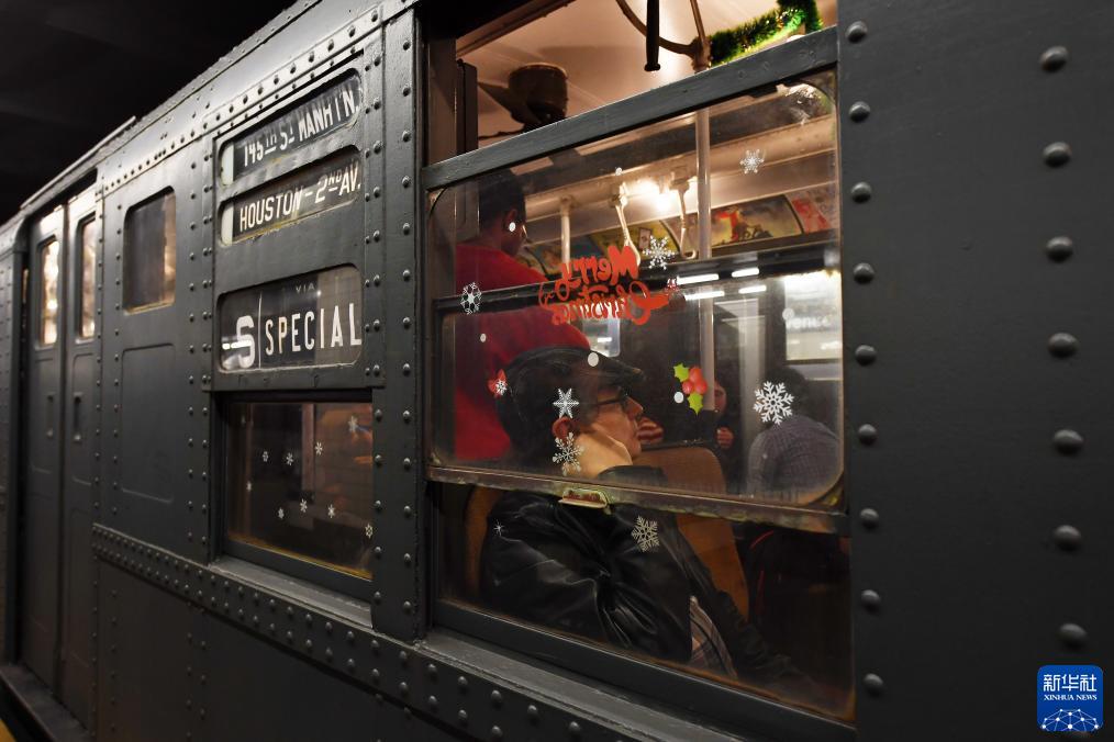 12月2日，在美國紐約，人們乘坐“懷舊地鐵”專列。新華社記者 李睿 攝