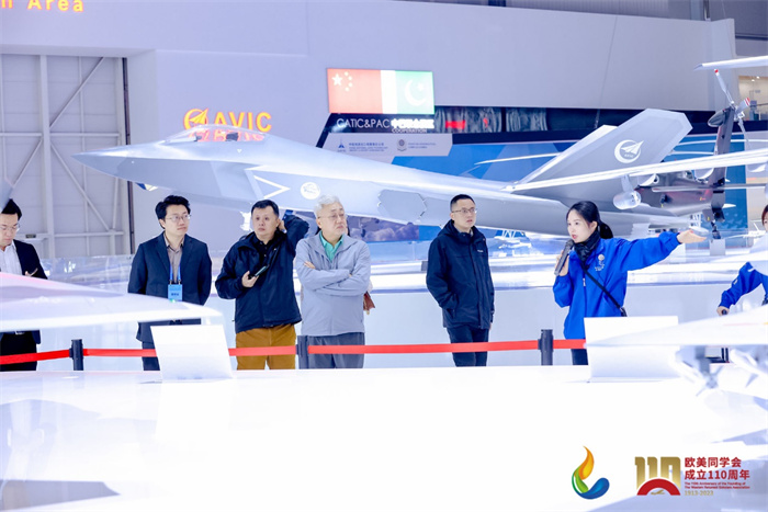 參會嘉賓和留學(xué)歸國人員參觀珠海太空中心。主辦方供圖