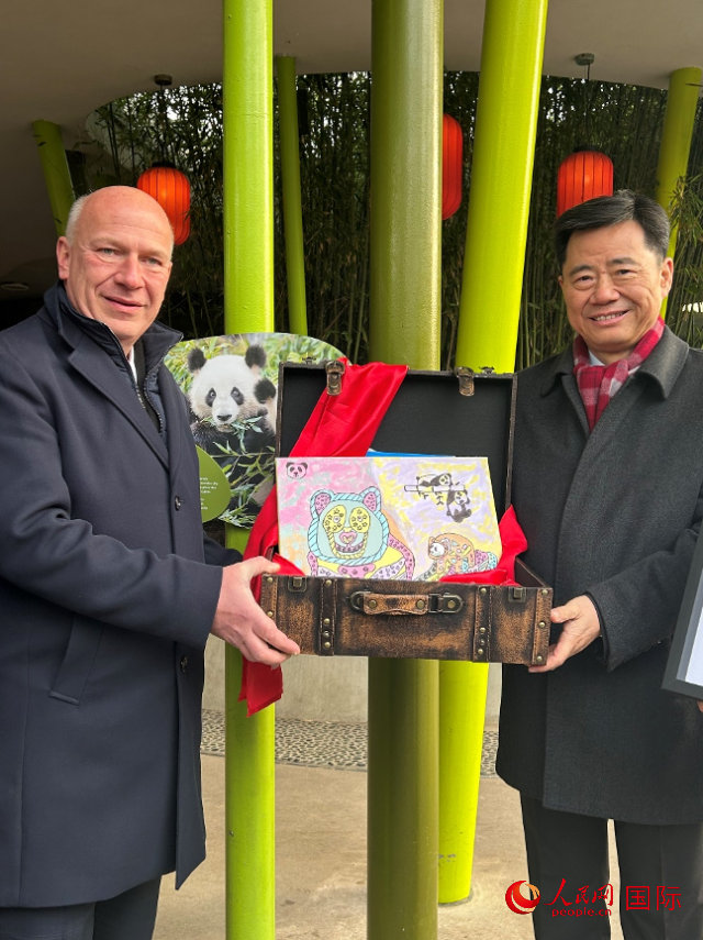 吳墾大使和韋格納市長(zhǎng)手捧德國(guó)兒童為“夢(mèng)想”“夢(mèng)圓”準(zhǔn)備的手繪“送別大禮包”。人民網(wǎng)記者 徐馨攝