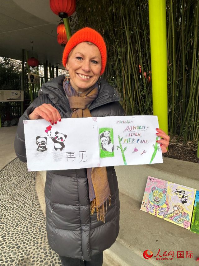 桑德拉和德國(guó)小朋友們的作品。右圖寫著“祝福好運(yùn)，再見 Pit和Paule（“夢(mèng)想”“夢(mèng)圓”的德語(yǔ)名字）”。人民網(wǎng)記者 徐馨攝