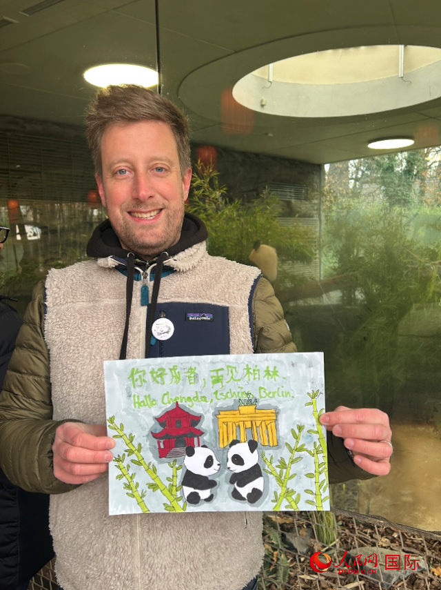 特別從法國(guó)趕來(lái)送別“夢(mèng)想”“夢(mèng)圓”的專業(yè)級(jí)熊貓粉絲 Pouille先生和此次征集的兒童作品。人民網(wǎng)記者 徐馨攝