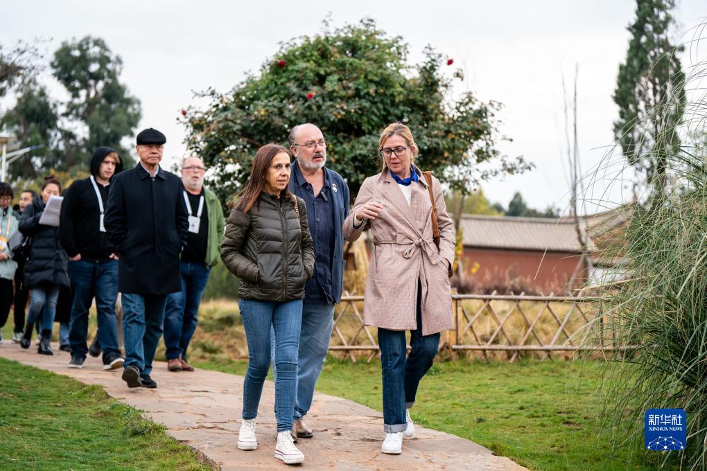 12月6日，世界媒體峰會(huì)參會(huì)代表在昆明市晉寧區(qū)小漁村參觀。新華社記者 胡超 攝