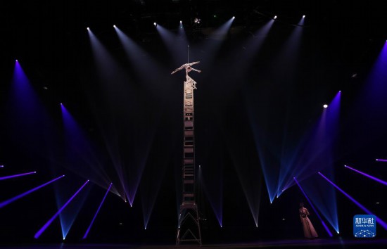 12月8日，演員在法國(guó)巴黎舉行的中國(guó)雜技“奇妙之夜”演出上表演《高椅》。新華社記者 高靜 攝