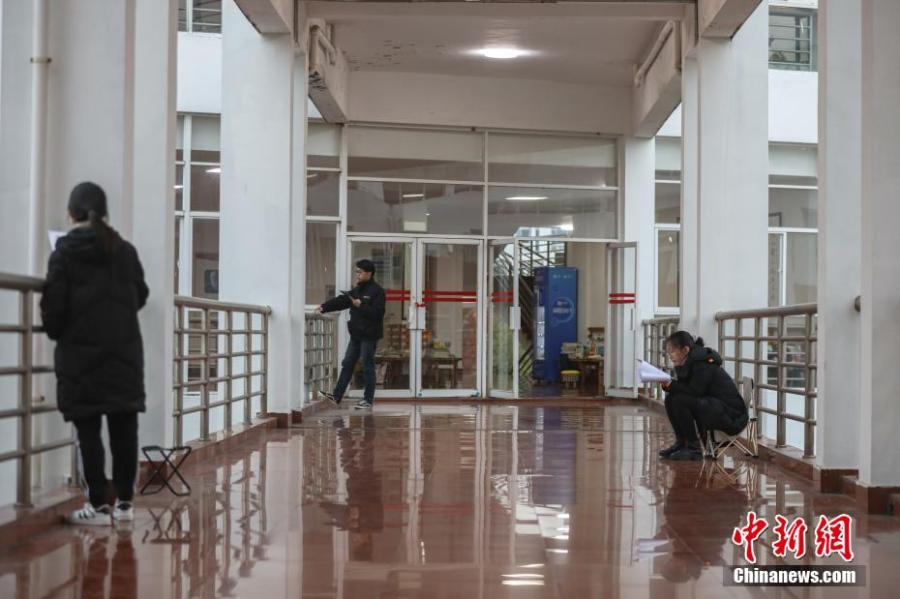 資料圖：幾位考研學生在南昌大學教學樓的天橋上復習備考。劉力鑫 攝