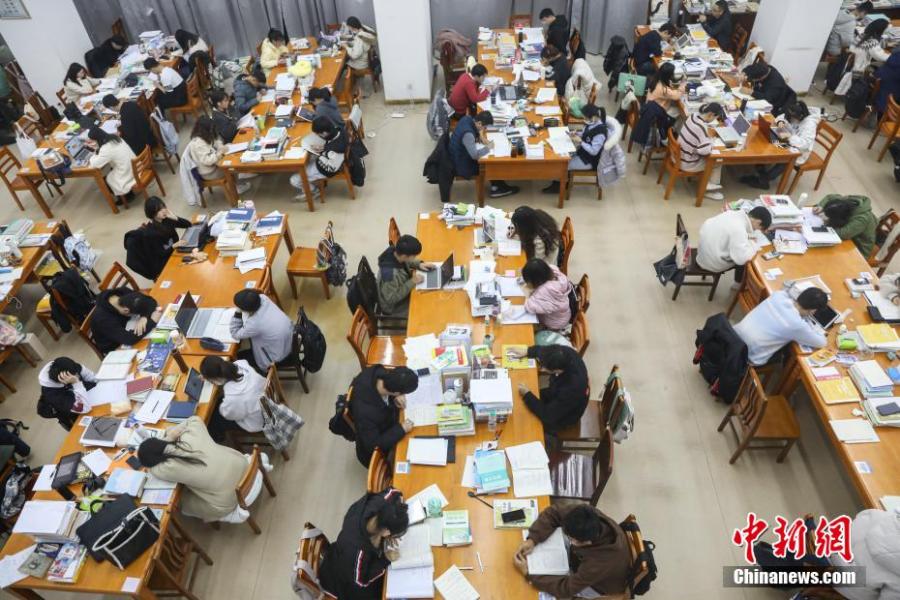 資料圖：眾多考研學生在南昌大學圖書館的自習室內復習備考。劉力鑫 攝