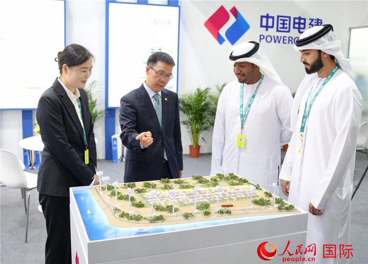 訪客在中國電建展臺(tái)參觀風(fēng)電項(xiàng)目沙盤。人民網(wǎng) 塔里克·易卜拉欣攝