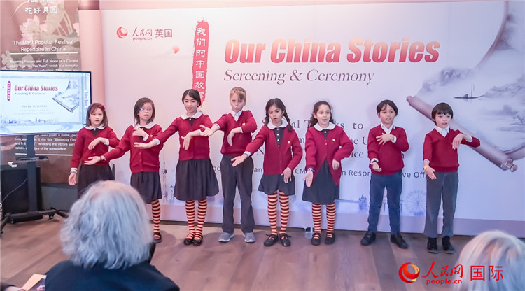 肯辛頓韋德預(yù)備學(xué)校小學(xué)生表演。人民網(wǎng) 郭錦標(biāo)攝