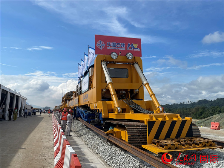 馬東鐵項目軌道工程啟動儀式現(xiàn)場。人民網(wǎng)記者 劉慧攝