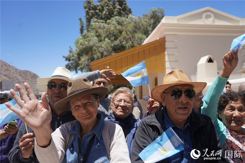 圖為當(dāng)?shù)孛癖娮园l(fā)舉行慶?；顒?。人民網(wǎng)記者 許放攝