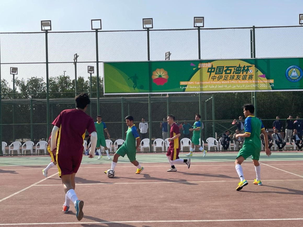 12月14日，中國石油（伊拉克）魯邁拉片區(qū)舉辦公共開放日和足球友誼賽。中國石油工程建設(shè)有限公司魯邁拉項(xiàng)目代表隊(duì)與巴士拉大學(xué)代表隊(duì)進(jìn)行了比賽，巴士拉大學(xué)代表隊(duì)獲勝。文學(xué)軍攝