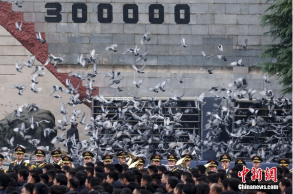 12月13日是第十個(gè)南京大屠殺死難者國家公祭日。當(dāng)天上午，南京大屠殺死難者國家公祭儀式在侵華日軍南京大屠殺遇難同胞紀(jì)念館舉行。圖為國家公祭儀式現(xiàn)場(chǎng)。中新社記者 泱波 攝