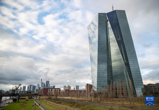 這是12月14日在德國(guó)法蘭克福拍攝的歐洲央行大樓。新華社記者 張帆 攝