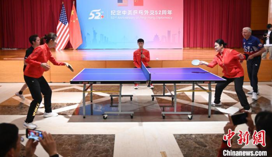 當(dāng)?shù)貢r(shí)間12月13日，中國(guó)駐美使館在華盛頓舉辦慶祝活動(dòng)紀(jì)念中美乒乓外交52周年。圖為丁寧、劉偉、戴爾等中美運(yùn)動(dòng)員上演混雙表演賽。中新社記者 陳孟統(tǒng) 攝