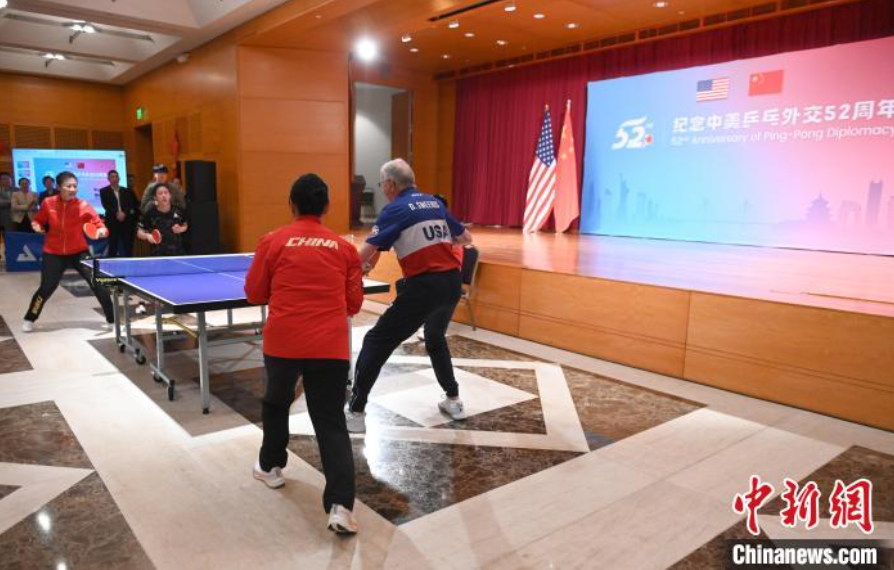 當(dāng)?shù)貢r(shí)間12月13日，中國(guó)駐美使館在華盛頓舉辦慶祝活動(dòng)紀(jì)念中美乒乓外交52周年。圖為丁寧、劉偉、戴爾等中美運(yùn)動(dòng)員上演混雙表演賽。中新社記者 陳孟統(tǒng) 攝