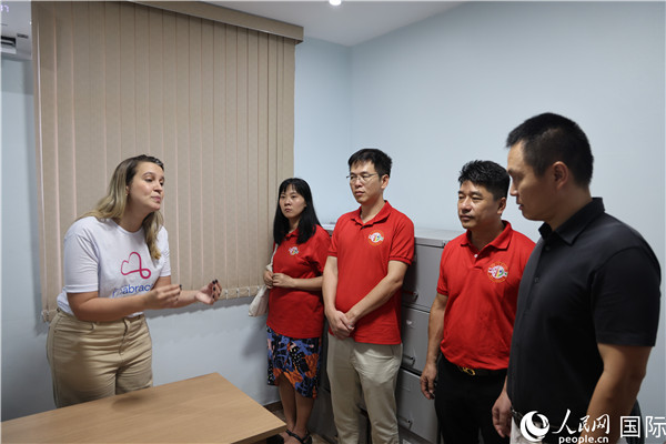 王尉育等人參觀并了解協(xié)會活動場所及設施。人民網(wǎng)記者 時元皓攝