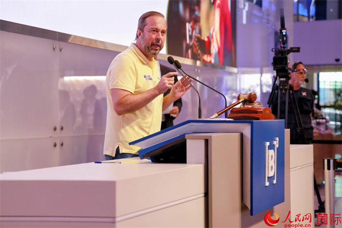 巴西礦產(chǎn)和能源部部長(zhǎng)亞歷山大·西爾維拉發(fā)表致辭。人民網(wǎng)記者 宋亦然攝