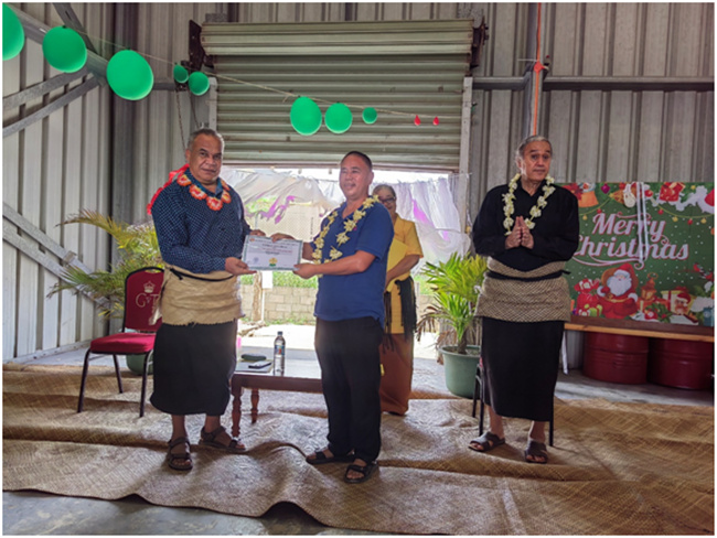 湯加農(nóng)林食品部部長佛赫為唐匯勇組長頒發(fā)獎(jiǎng)狀和獎(jiǎng)金。援湯加第六期農(nóng)業(yè)技術(shù)援助項(xiàng)目組供圖