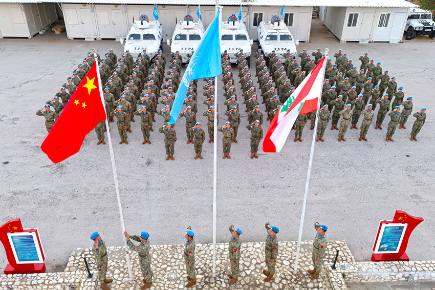 1月1日，中國第22批赴黎巴嫩維和官兵們舉行升旗儀式。胡光明攝